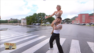 Viva Rai2! – Angelo Madonia e Carmen Russo ballano il mambo tra gli automobilisti romani – 03/05/2024 - RaiPlay